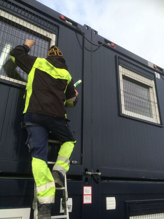 Ansatt i stige jobber på brakke