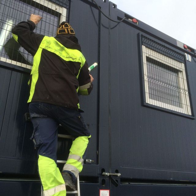 Ansatt i stige jobber på brakke