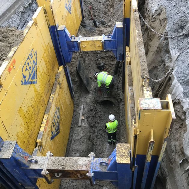 Arbeidere jobber i Double Slide Rail-system