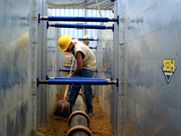 Personer arbeider med rør i Aluminium Shoring-system