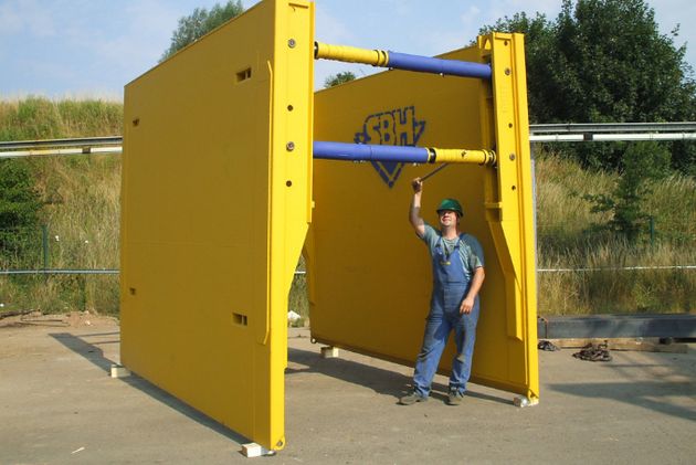 Mann viser fram Maxi Bos-system